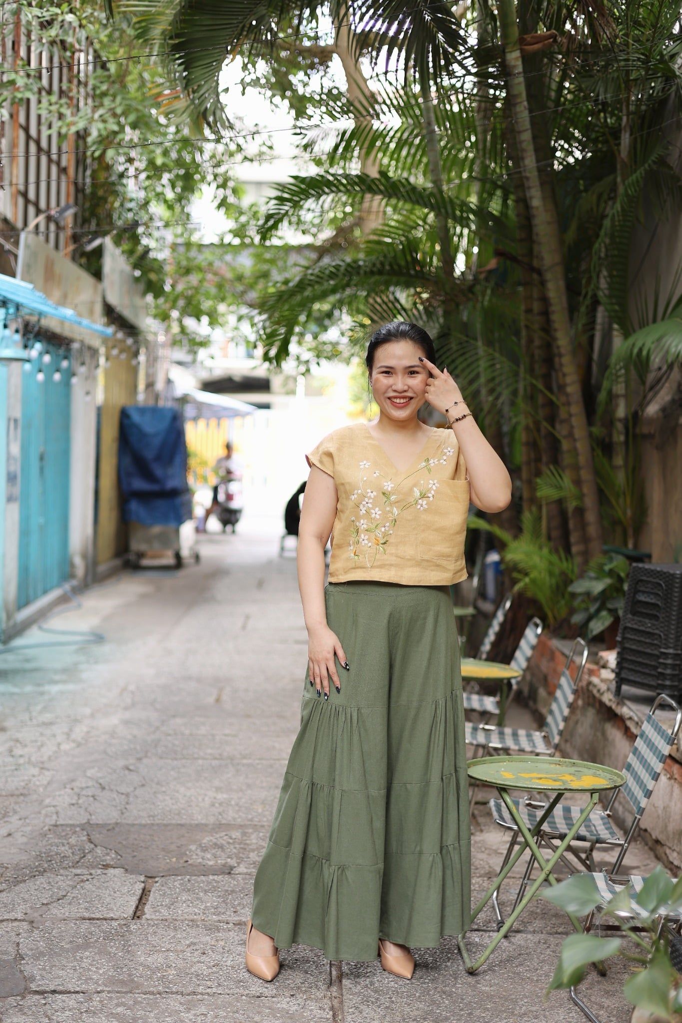  Áo crop V vàng gừng thêu tay Xuyến Chi 