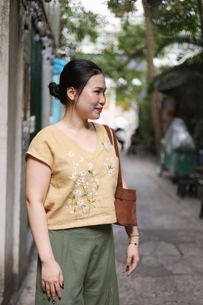  Áo crop V vàng gừng thêu tay Xuyến Chi 
