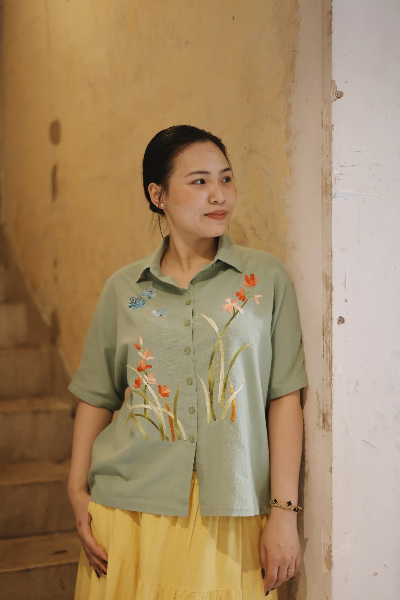  Áo chemise xanh cốm thêu tay Lan Bướm 