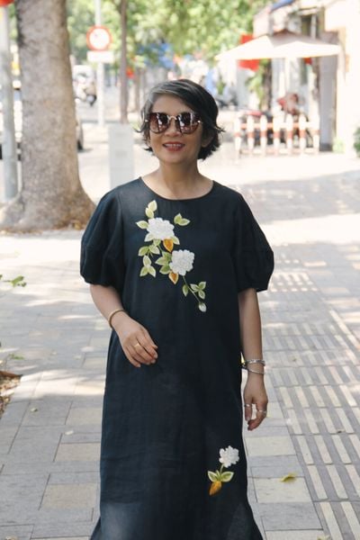  Đầm linen đen tay kẹo thêu tay Bạch Thiên Hương 