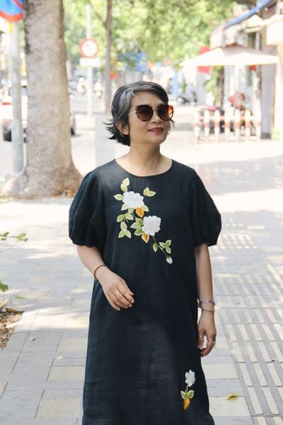  Đầm linen đen tay kẹo thêu tay Bạch Thiên Hương 