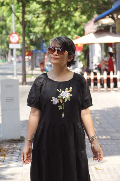  Đầm đen linen tầng thêu tay Bạch Thiên Hương 