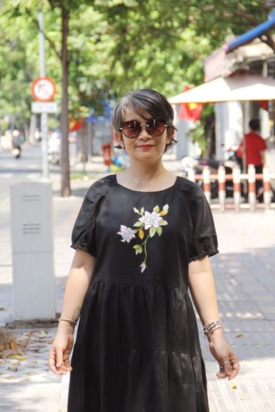  Đầm đen linen tầng thêu tay Bạch Thiên Hương 