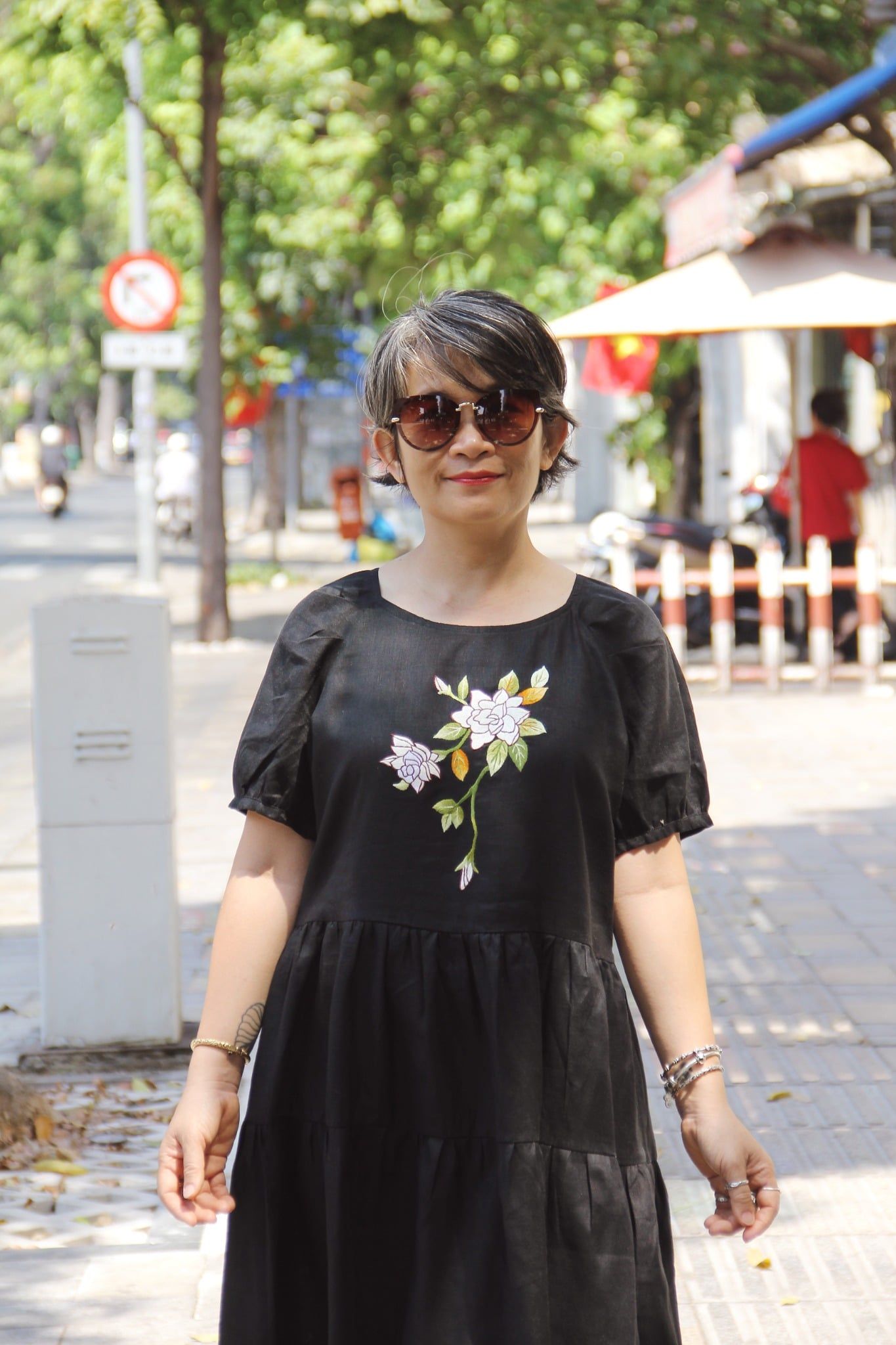  Đầm đen linen tầng thêu tay Bạch Thiên Hương 