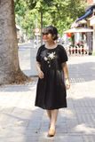  Đầm đen linen tầng thêu tay Bạch Thiên Hương 