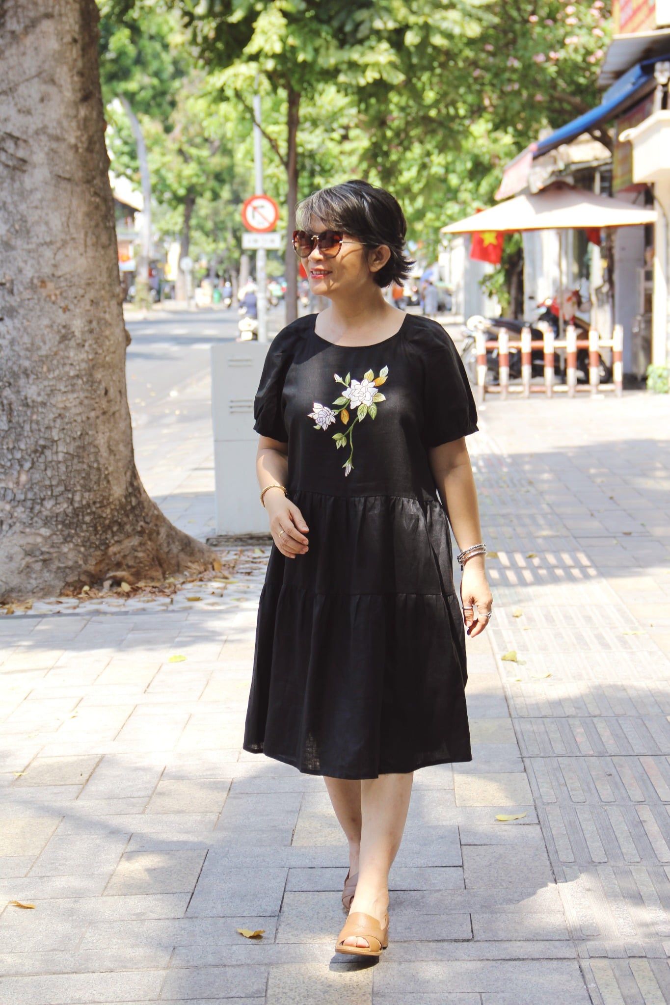  Đầm đen linen tầng thêu tay Bạch Thiên Hương 