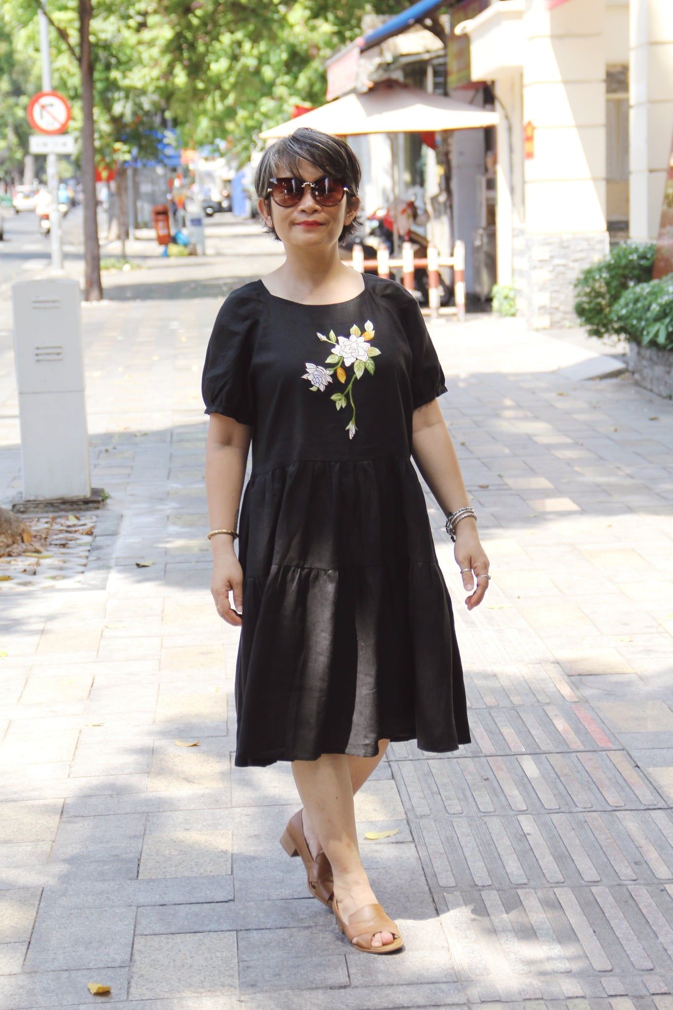  Đầm đen linen tầng thêu tay Bạch Thiên Hương 