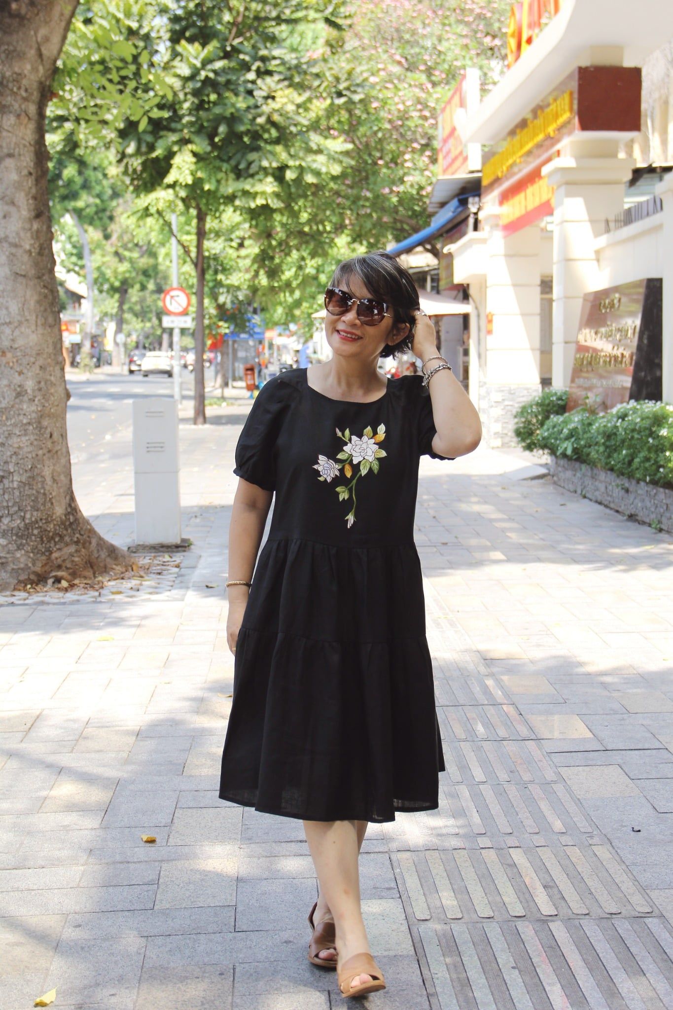  Đầm đen linen tầng thêu tay Bạch Thiên Hương 