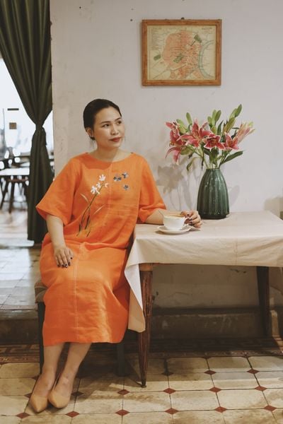  Đầm linen suông tay lỡ cam thêu tay Lan Bướm 