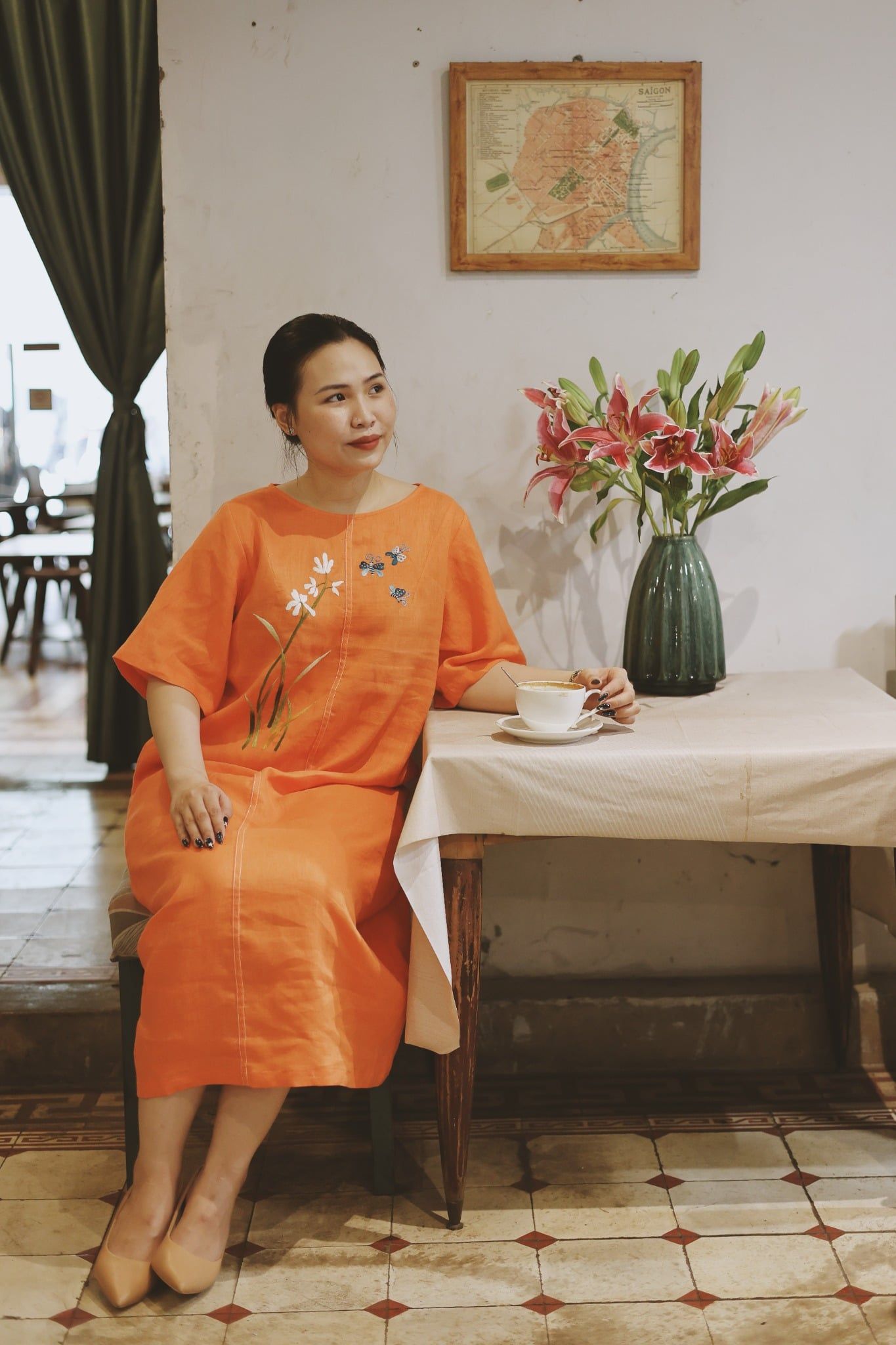  Đầm linen suông tay lỡ cam thêu tay Lan Bướm 