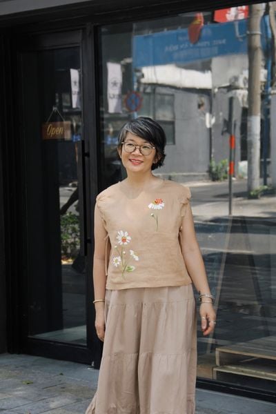  Áo linen tay nhúng thêu tay Cúc Cánh Cam 
