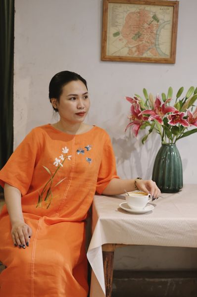  Đầm linen suông tay lỡ cam thêu tay Lan Bướm 