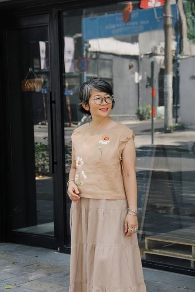  Áo linen tay nhúng thêu tay Cúc Cánh Cam 