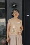  Áo linen tay nhúng thêu tay Cúc Cánh Cam 