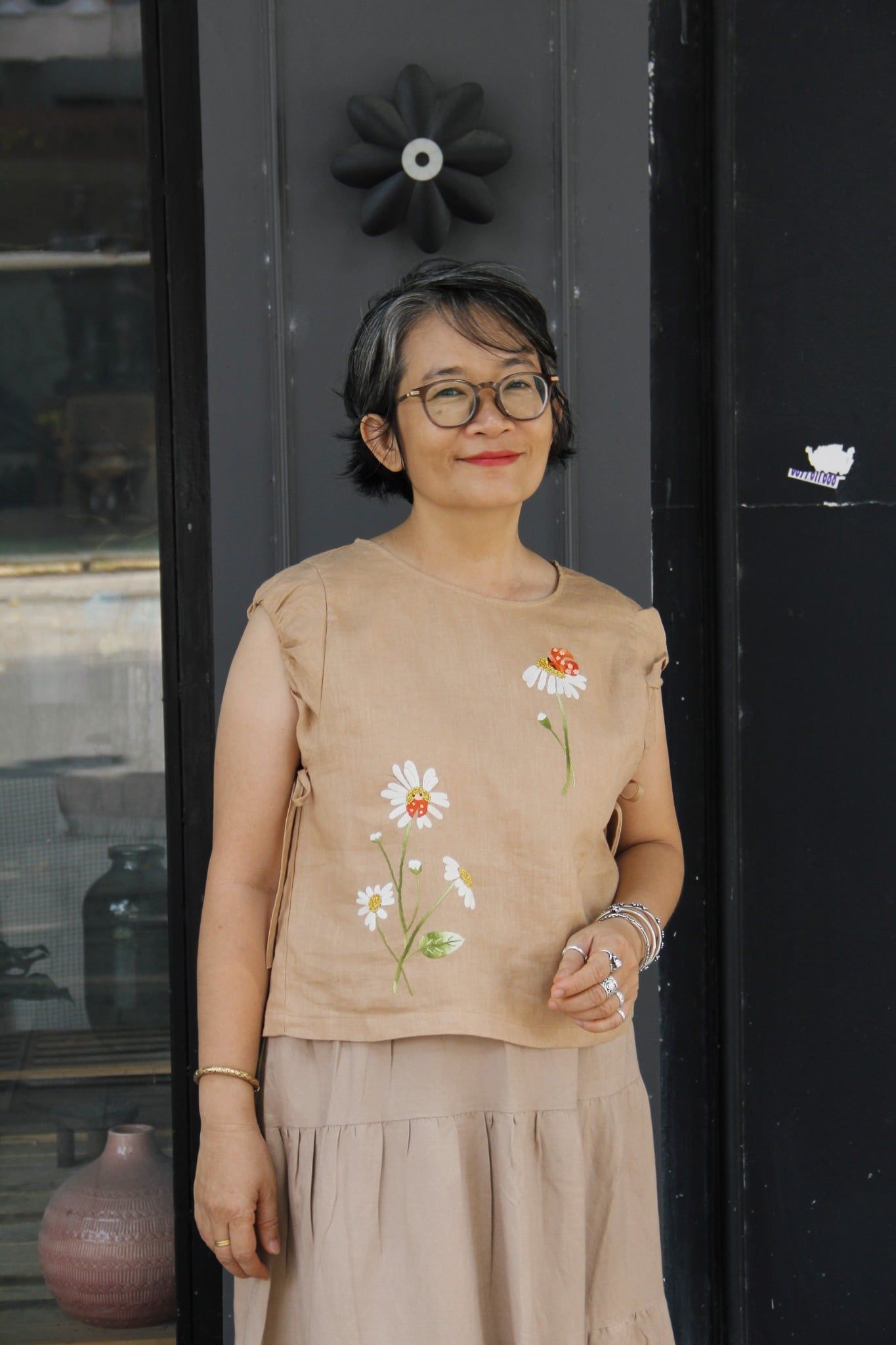  Áo linen tay nhúng thêu tay Cúc Cánh Cam 