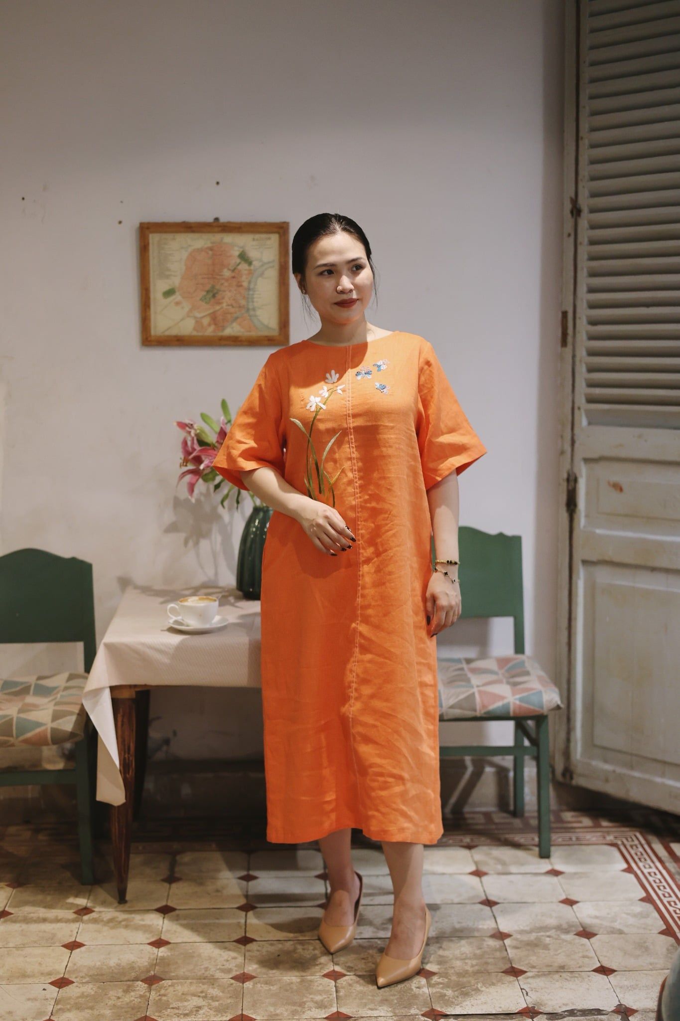  Đầm linen suông tay lỡ cam thêu tay Lan Bướm 