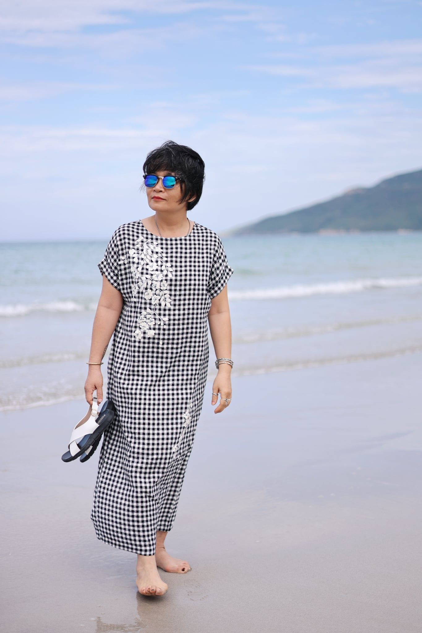  Đầm caro thêu tay Đăng tiêu kem 