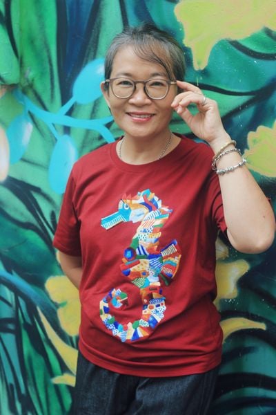  Áo thun đỏ thêu tay Hải Mã Vua 