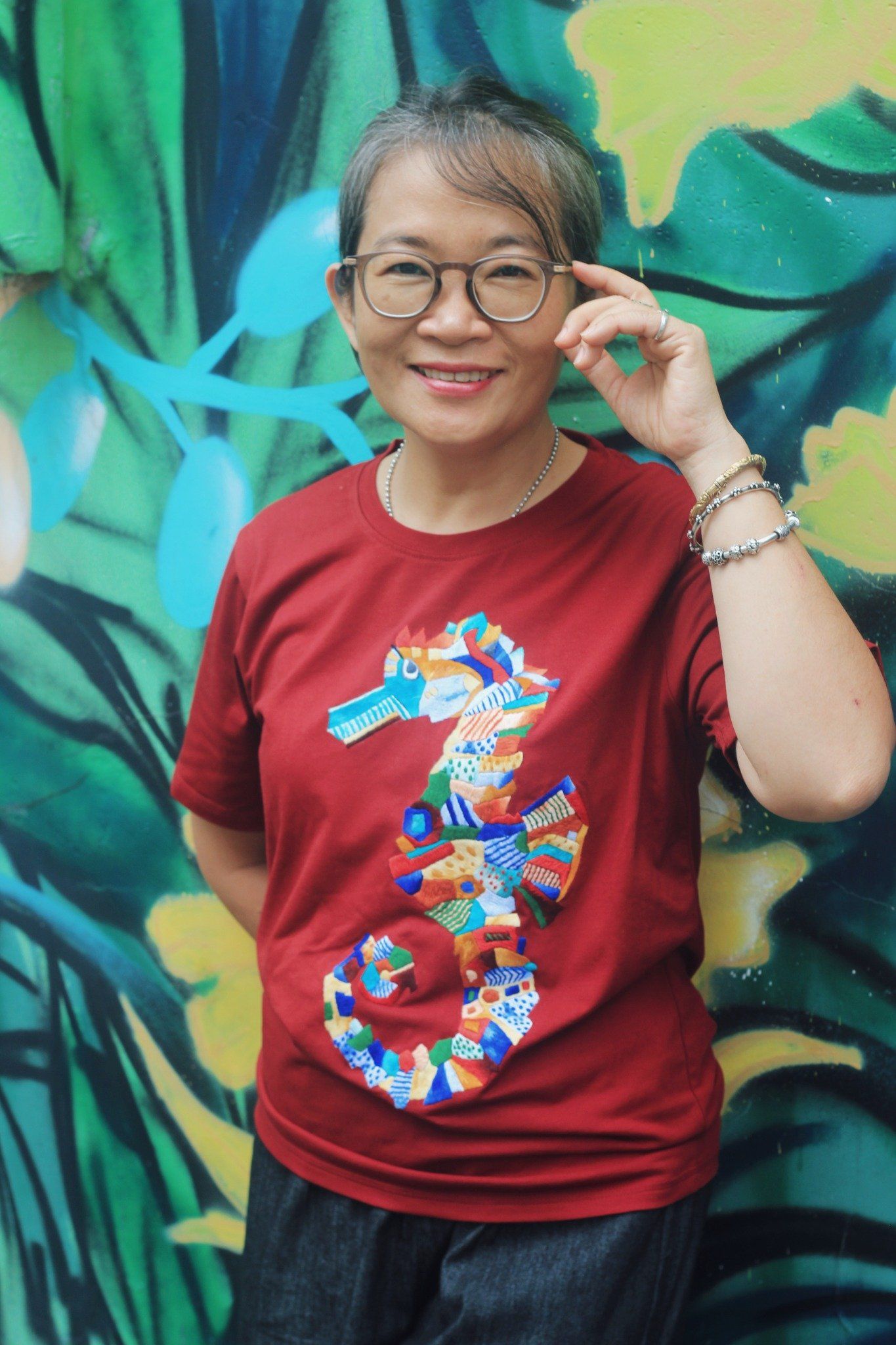  Áo thun đỏ thêu tay Hải Mã Vua 