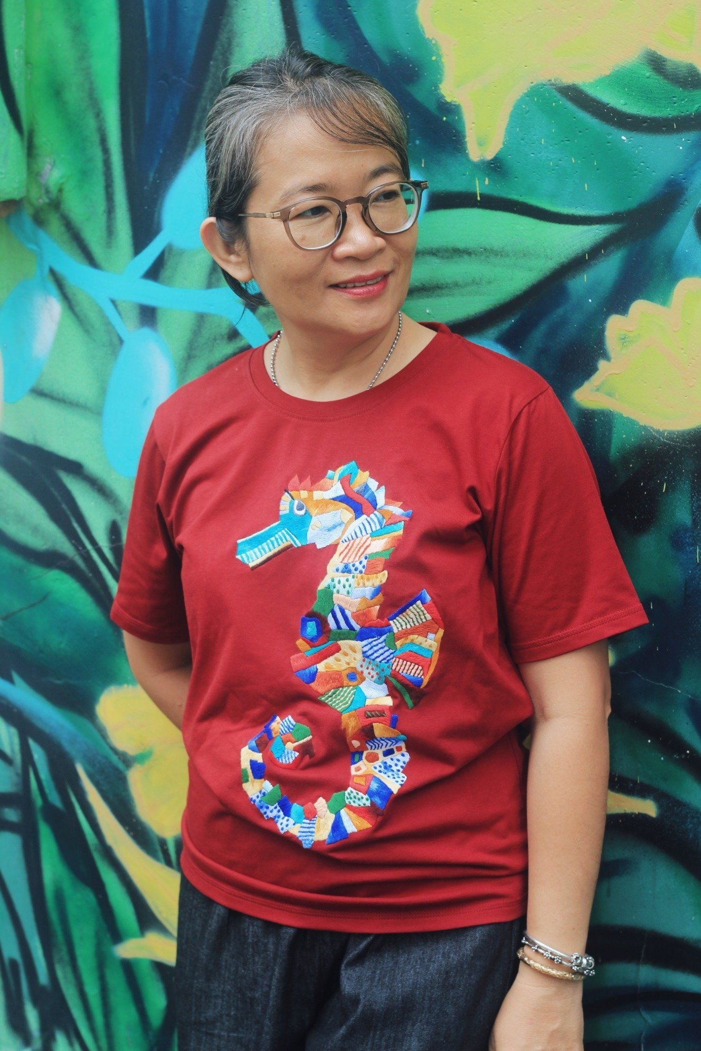  Áo thun đỏ thêu tay Hải Mã Vua 