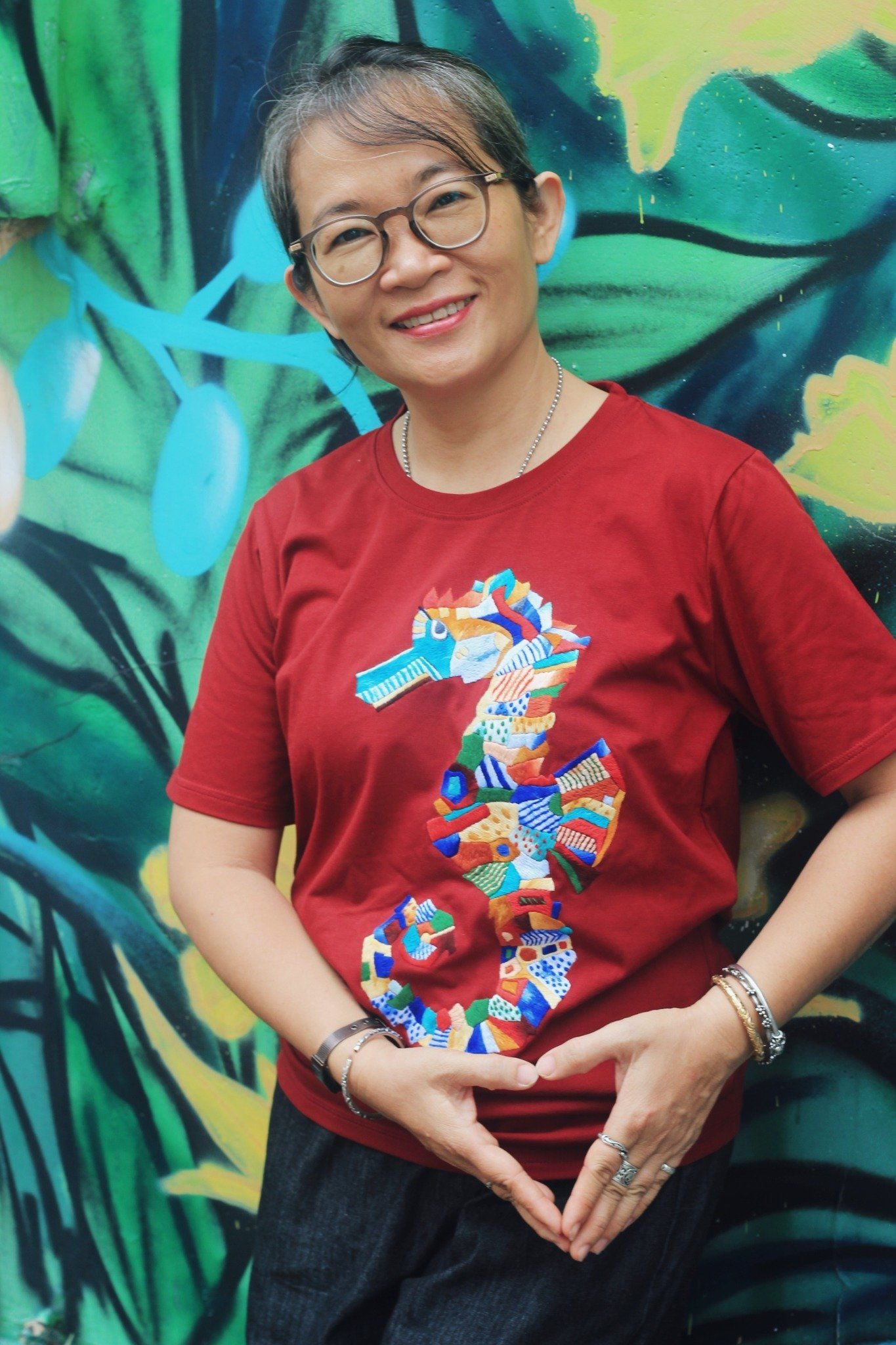  Áo thun đỏ thêu tay Hải Mã Vua 