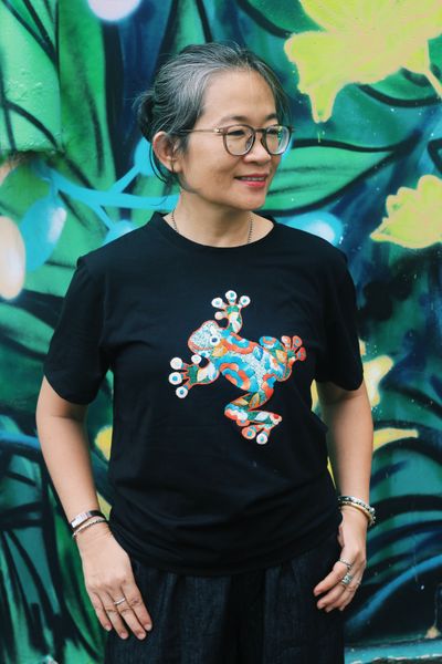  Áo thun đen thêu tay Ếch Hoa 