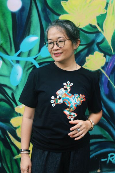  Áo thun đen thêu tay Ếch Hoa 