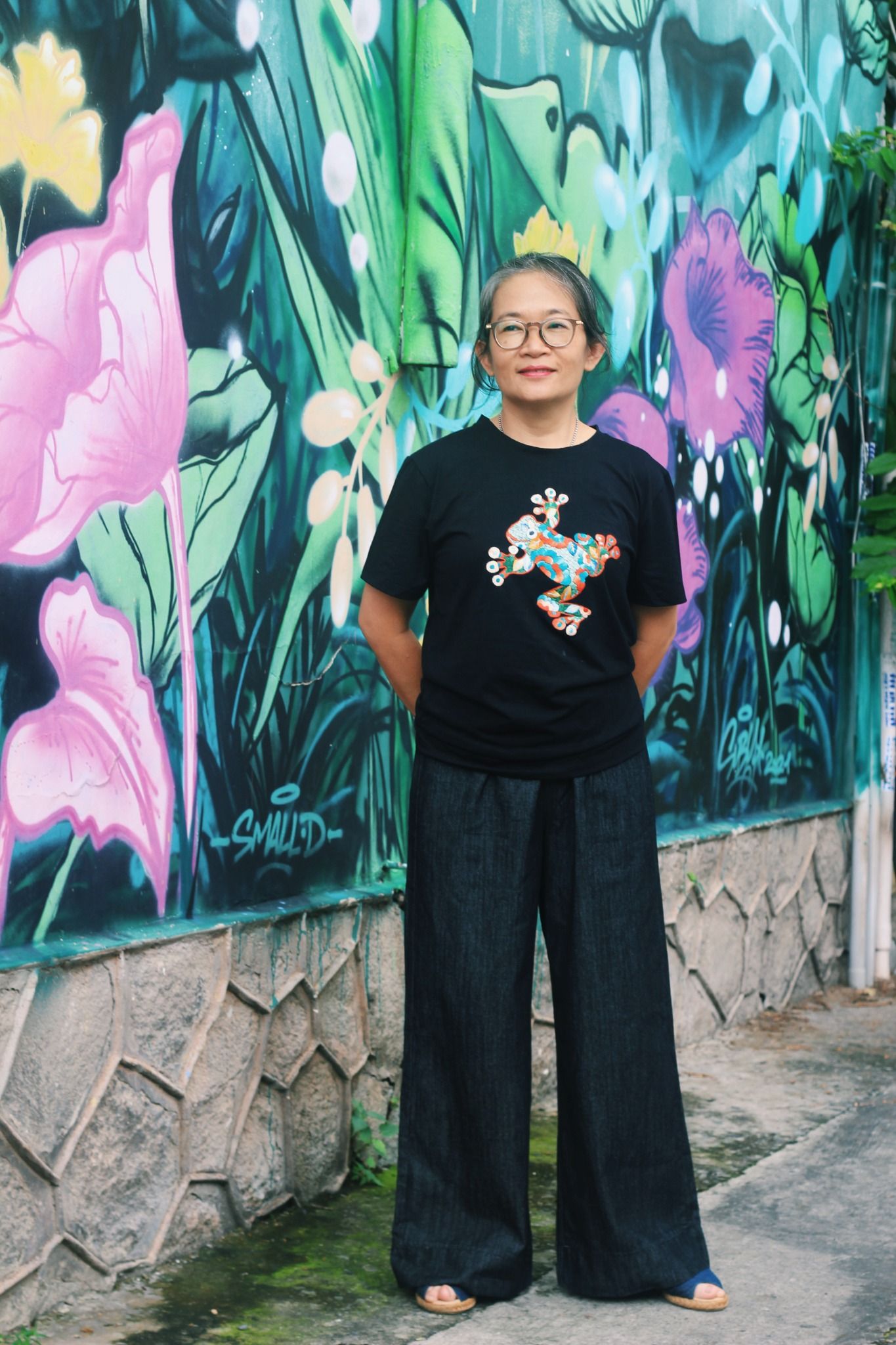  Áo thun đen thêu tay Ếch Hoa 