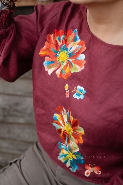  Áo croptop linen thêu tay Hoa Natu - bo đỏ rượu 