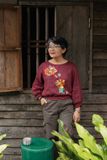  Áo croptop linen thêu tay Hoa Natu - bo đỏ rượu 