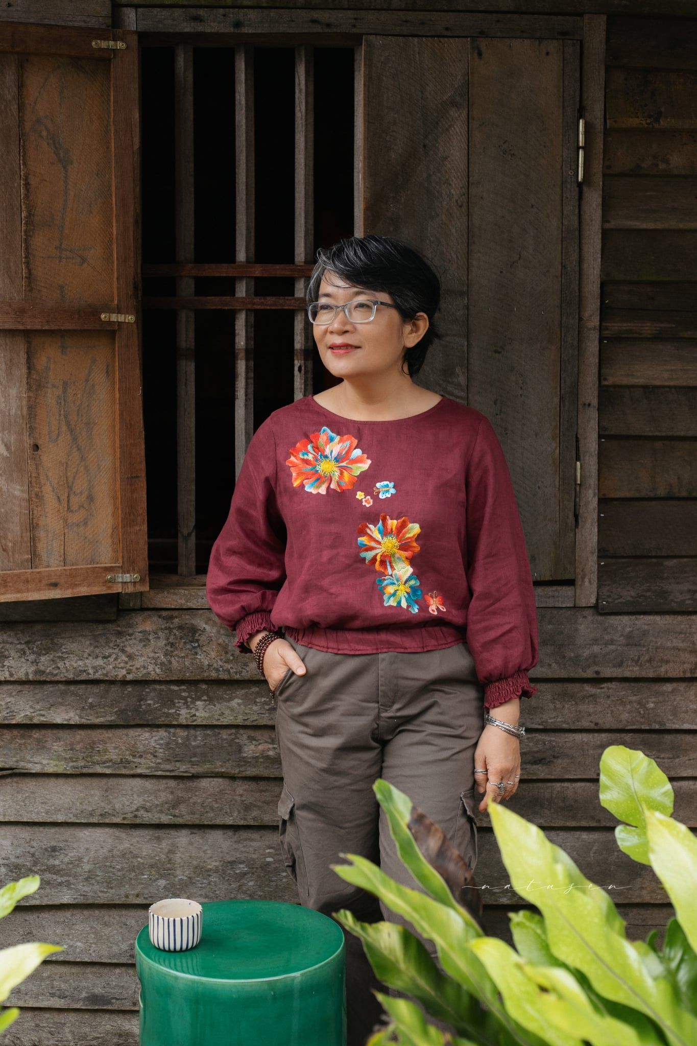  Áo croptop linen thêu tay Hoa Natu - bo đỏ rượu 