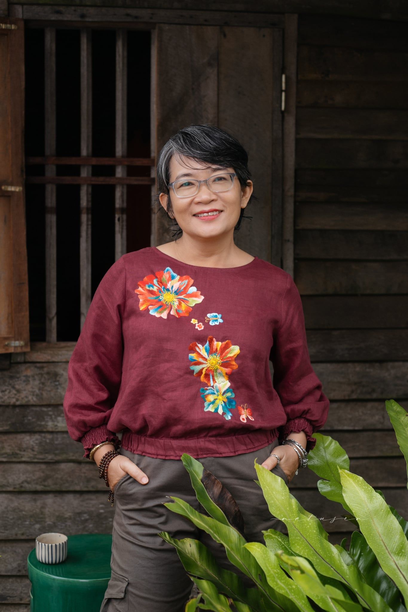  Áo croptop linen thêu tay Hoa Natu - bo đỏ rượu 