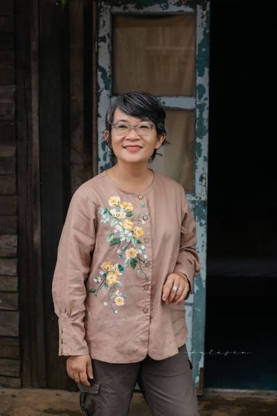  Áo linen thêu tay Hoa Dâu - tay nhúng cafe sữa 