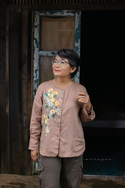  Áo linen thêu tay Hoa Dâu - tay nhúng cafe sữa 