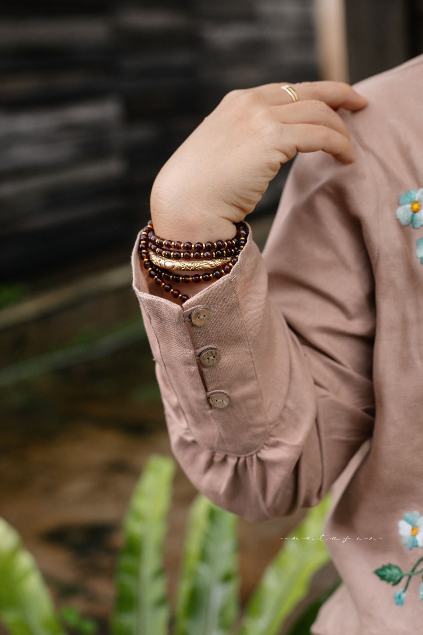  Áo linen thêu tay Hoa Dâu - tay nhúng cafe sữa 