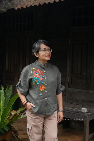  Áo linen thêu tay Hoa Natu, cổ đứng, Rêu 
