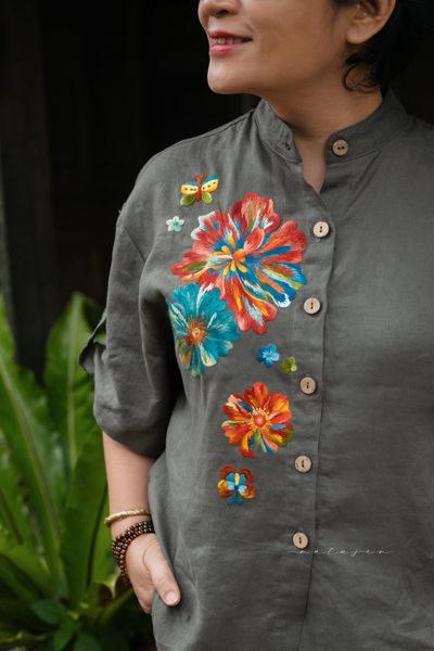  Áo linen thêu tay Hoa Natu, cổ đứng, Rêu 