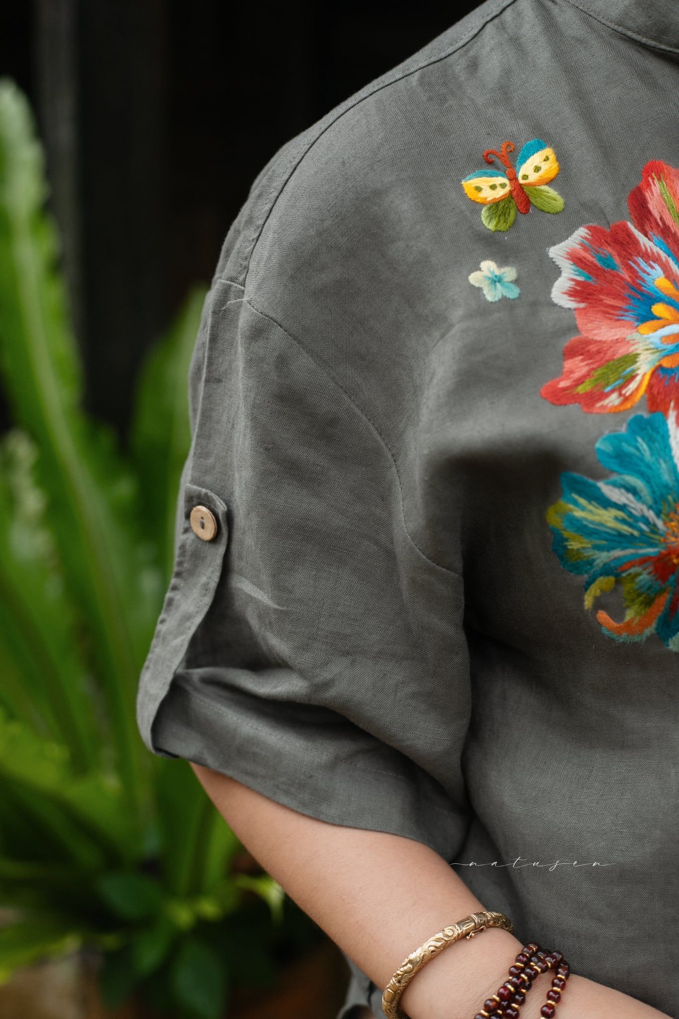  Áo linen thêu tay Hoa Natu, cổ đứng, Rêu 
