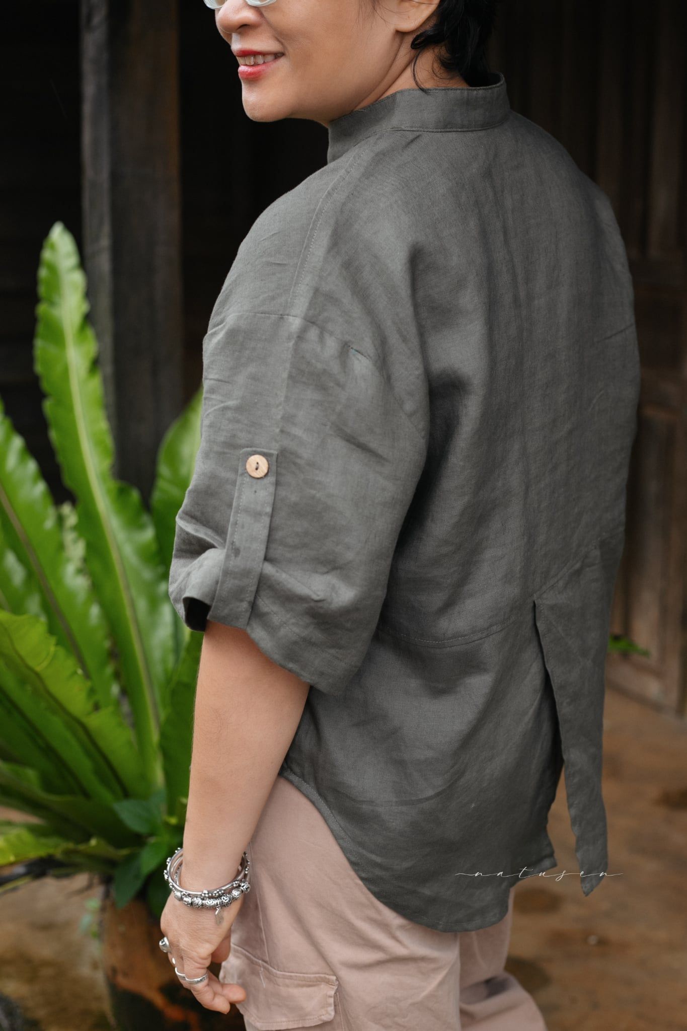  Áo linen thêu tay Hoa Natu, cổ đứng, Rêu 