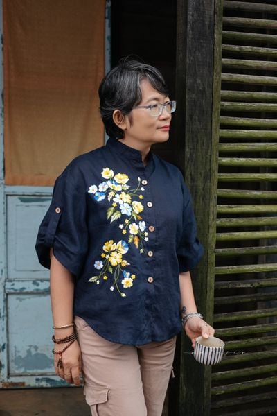  Áo linen thêu tay Hoa Dâu, cổ đứng cài tay,  xanh đen 