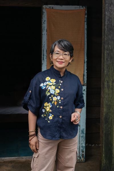  Áo linen thêu tay Hoa Dâu, cổ đứng cài tay,  xanh đen 