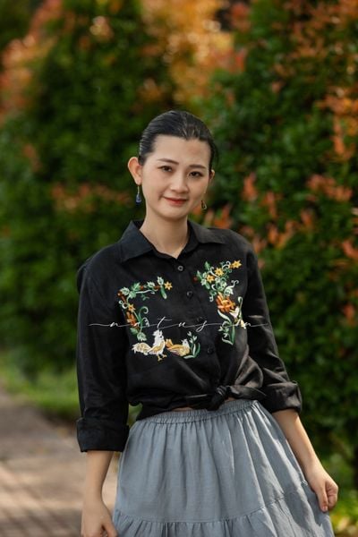  Áo chemise đen thêu tay Nhà Gà 