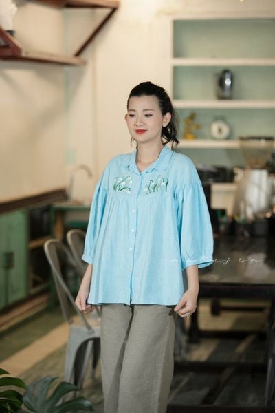  Áo linen ráp đô tròn Xanh Biển thêu tay Lili 