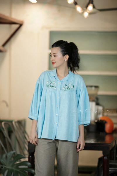 Áo linen ráp đô tròn Xanh Biển thêu tay Lili 