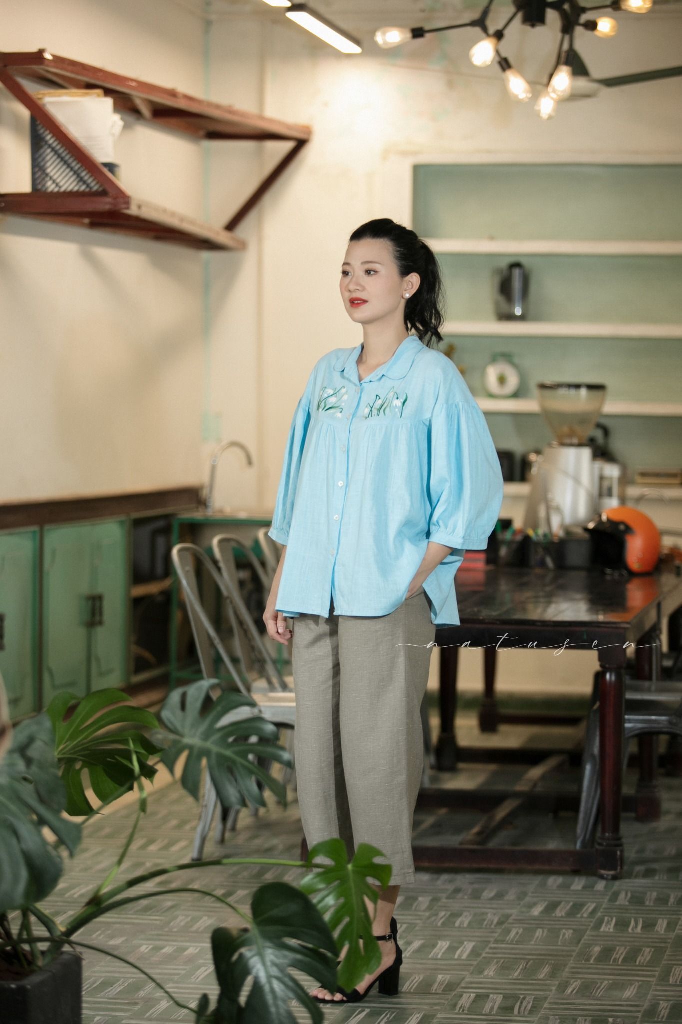  Áo linen ráp đô tròn Xanh Biển thêu tay Lili 