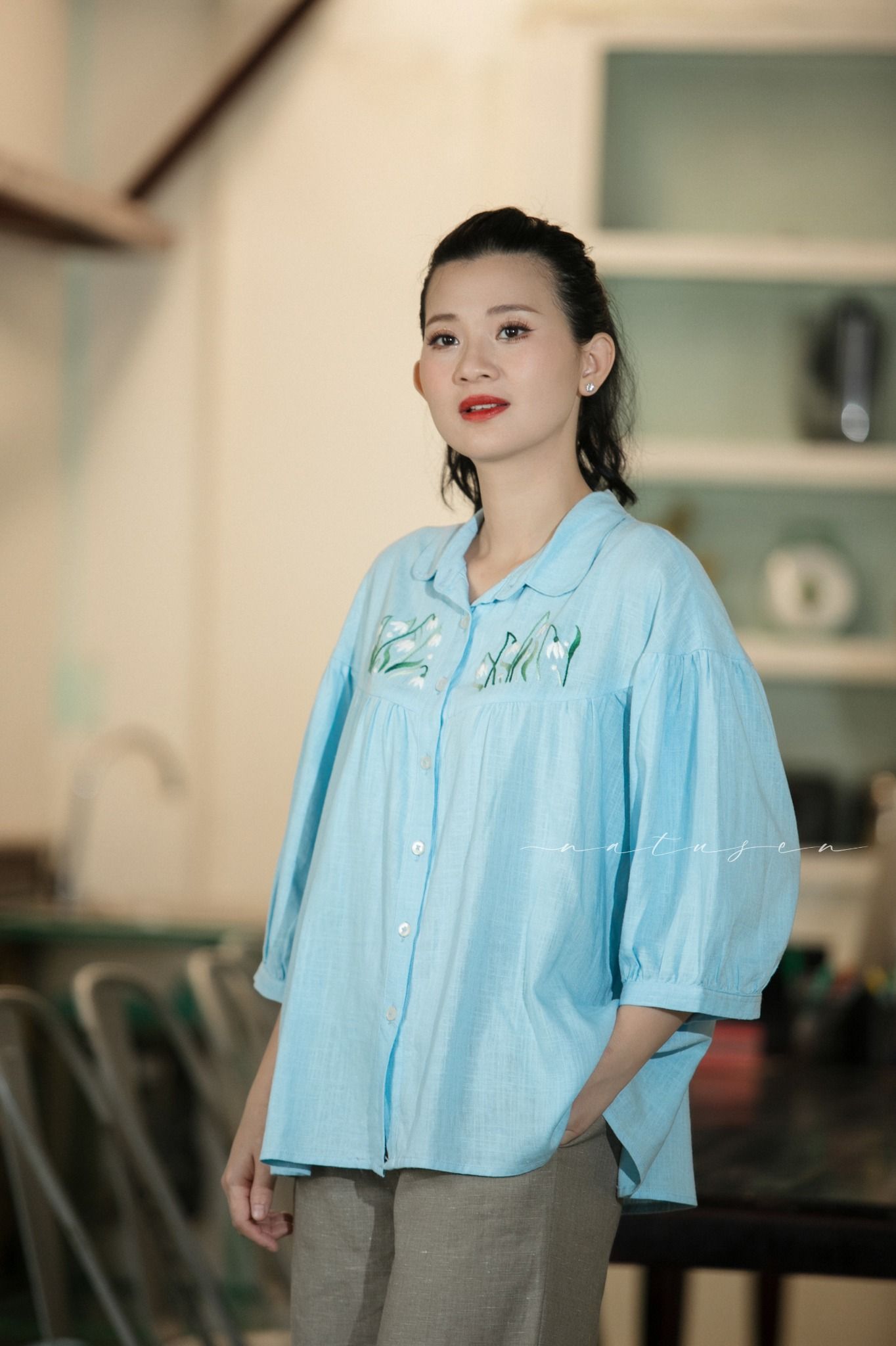  Áo linen ráp đô tròn Xanh Biển thêu tay Lili 