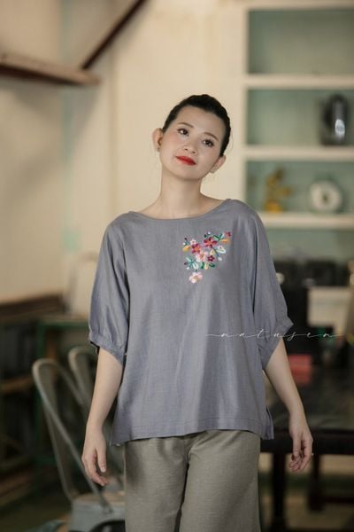  Áo linen Xám thêu tay Hoa Sim 