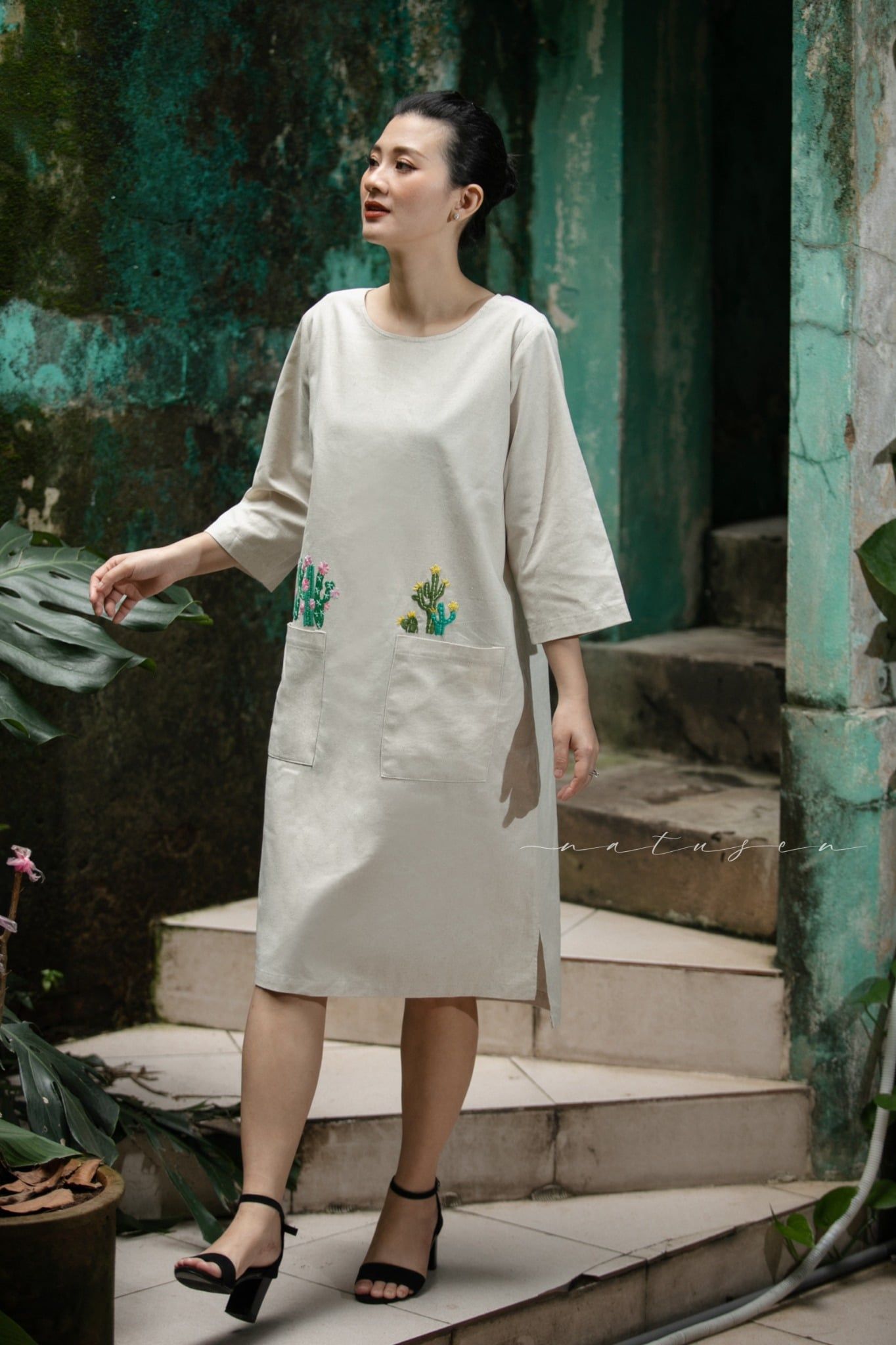  Đầm Beige túi thêu tay Xương Rồng 