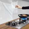 Tấm chắn dầu mỡ bảo vệ tường bếp chịu nhiệt dán tường trong suốt không dùng keo, dễ vệ sinh