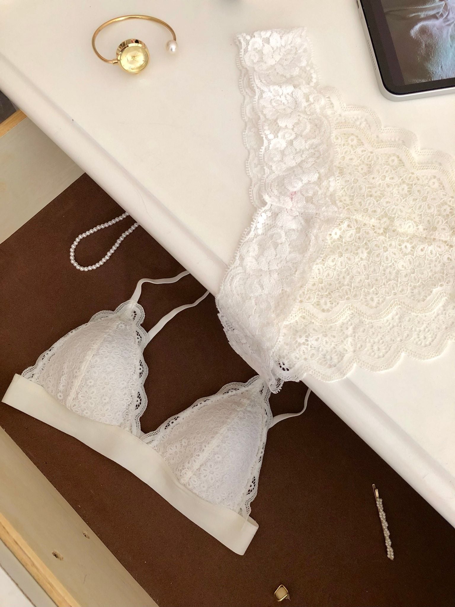 Áo Ren Daisy Trắng Kem Lưng Thun